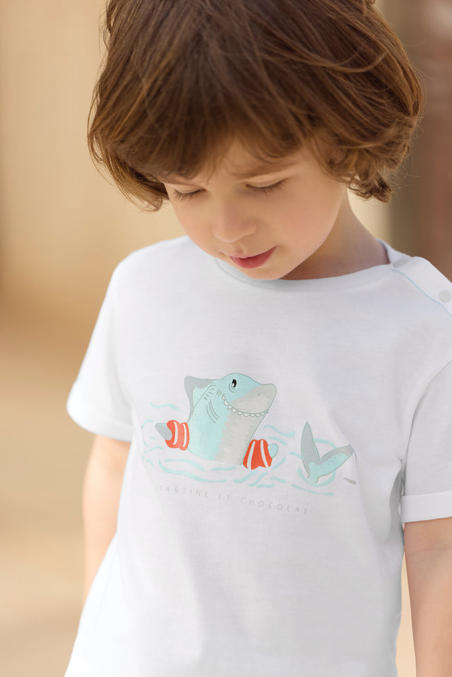 Camiseta -Aqua Ilustración tiburón nadando - Image principale