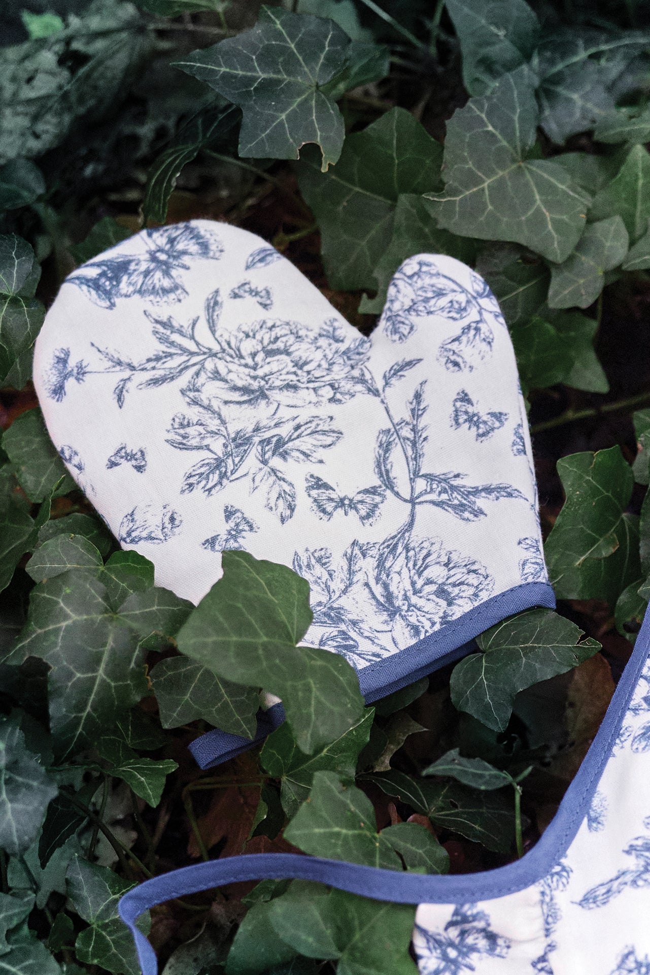 Apron and Potholder Kit - Minikane x Tartine et Chocolat Print Toile de Jouy Blue