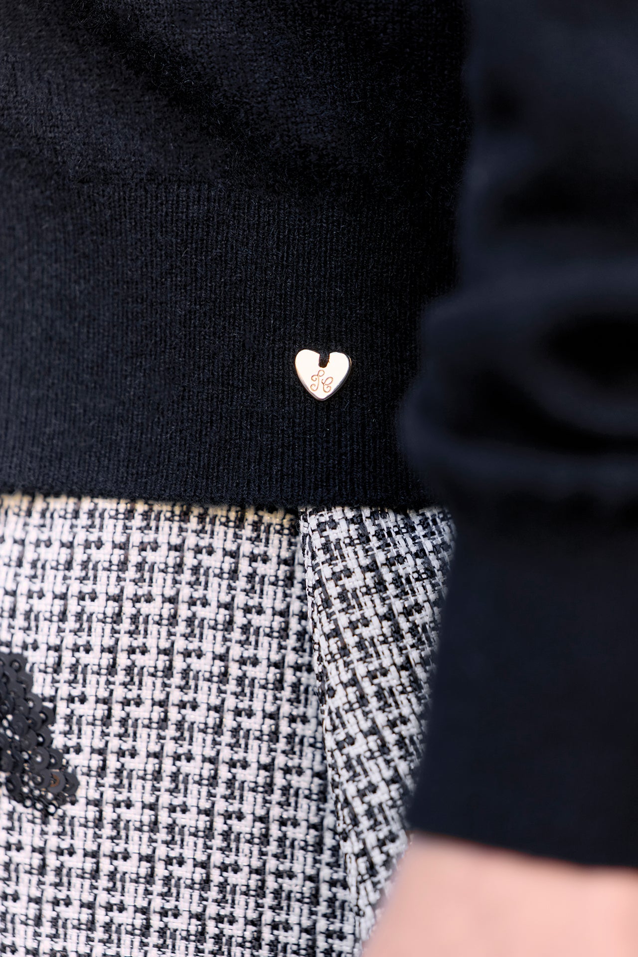 Cardigan - Black Wool knots
