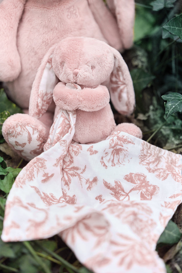 Augustin le Lapin - Doudou imprimé inspiration Toile de Jouy rose - Image principale