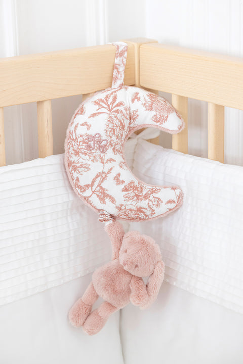 Augustin le Lapin musical - Imprimé inspiration Toile de Jouy rose - Image principale