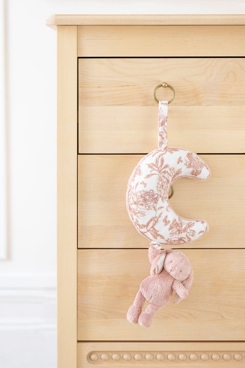 Augustin le Lapin musical - Imprimé inspiration Toile de Jouy rose - Image principale