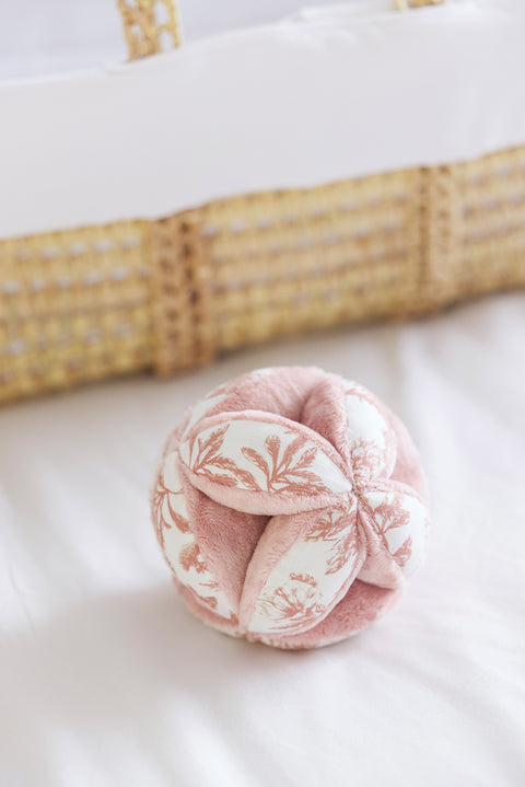 Balle sensorielle - Imprimé inspiration Toile de Jouy rose - Image principale