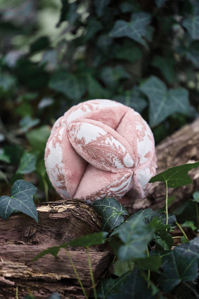 Balle sensorielle - Imprimé inspiration Toile de Jouy rose - Image principale
