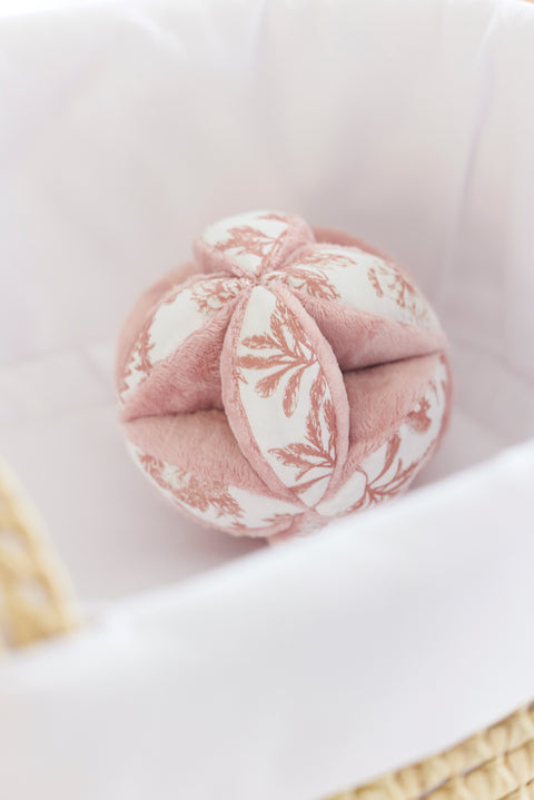Balle sensorielle - Imprimé inspiration Toile de Jouy rose - Image principale