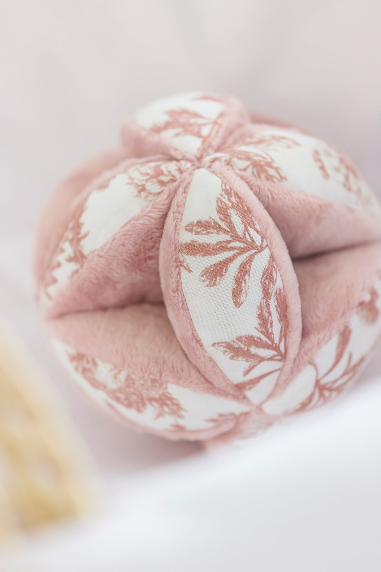 Balle sensorielle - Imprimé inspiration Toile de Jouy rose