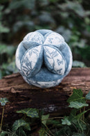 Balle sensorielle - Imprimé inspiration Toile de Jouy bleu