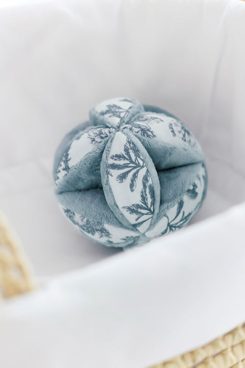 Balle sensorielle - Imprimé inspiration Toile de Jouy bleu - Image principale