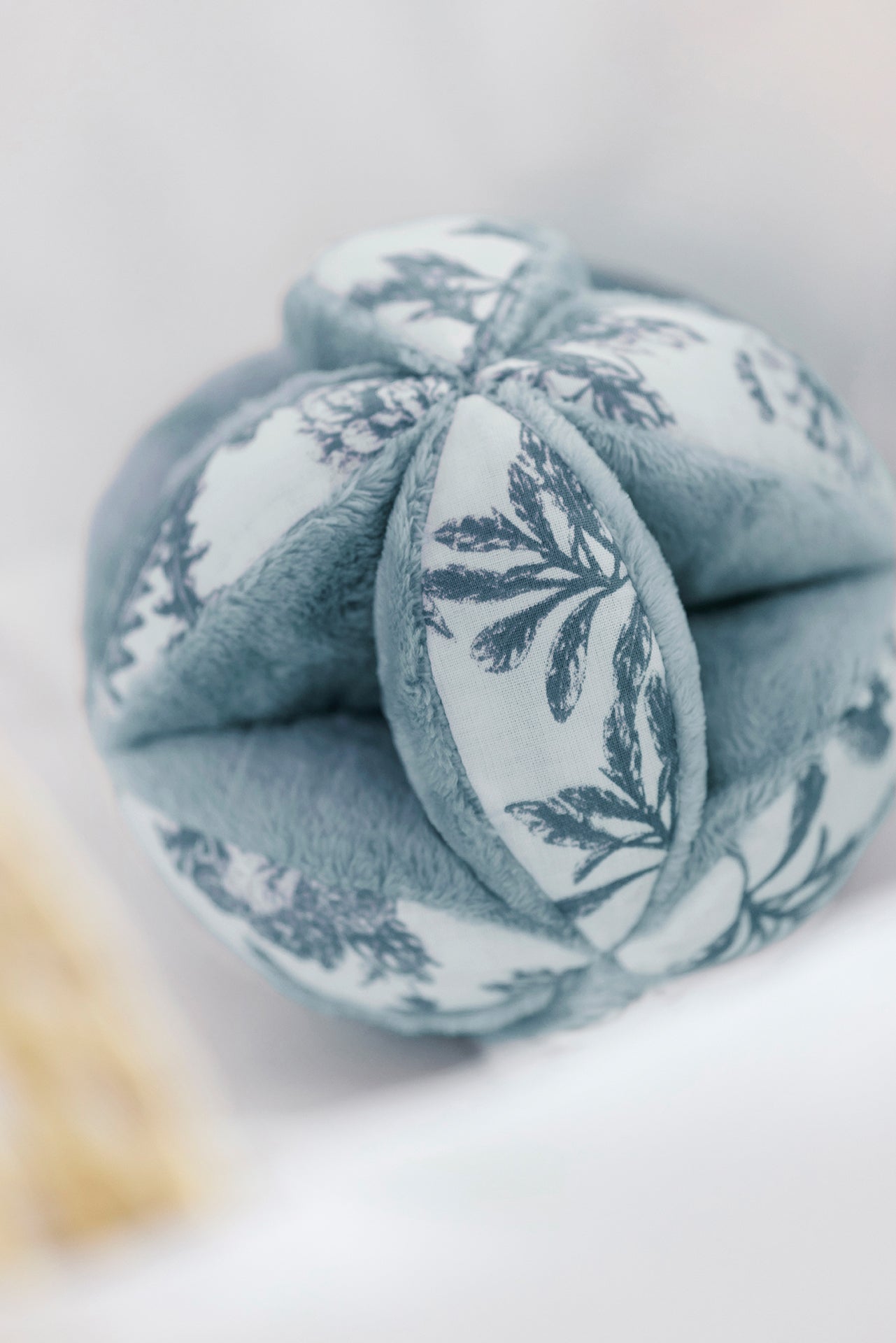 Balle sensorielle - Imprimé inspiration Toile de Jouy bleu