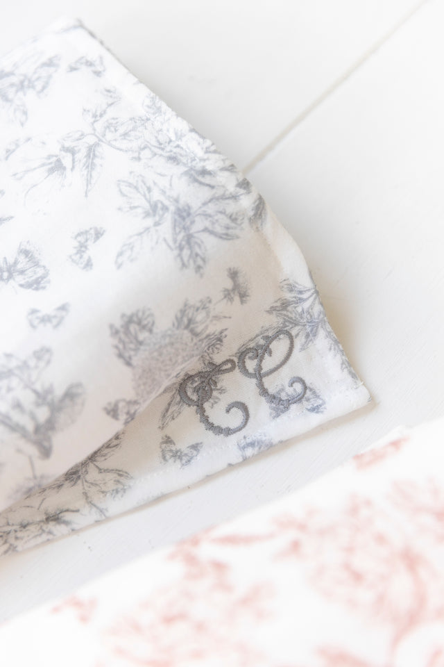 Maxi hydrofiele doek - Print geïnspireerd op grijze Toile de Jouy - Image principale