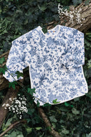 Bavoir à manches toile enduite - Imprimé inspiration Toile de Jouy bleu