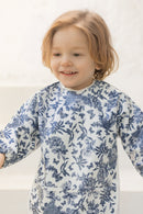 Lätzchen mit beschichteten Canvas-Ärmeln – inspirierender Druck Toile de Jouy Blau