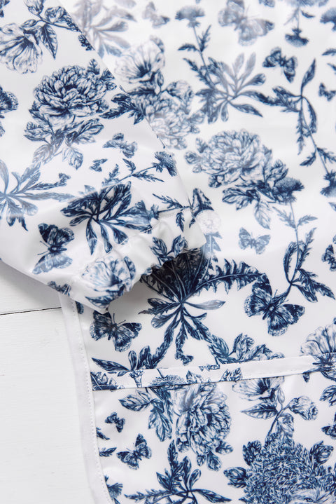 Bavoir à manches toile enduite - Imprimé inspiration Toile de Jouy bleu - Image principale