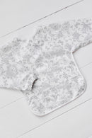 Bavoir à manches toile enduite - Imprimé inspiration Toile de Jouy gris