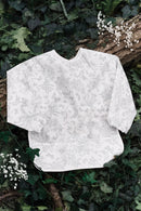 Bavoir à manches toile enduite - Imprimé inspiration Toile de Jouy gris