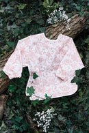 Bavoir à manches toile enduite - Imprimé inspiration Toile de Jouy rose