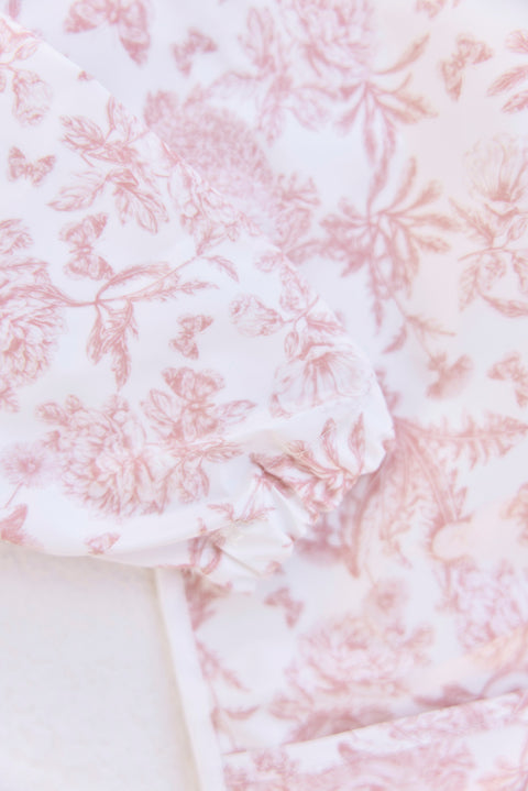 Bavoir à manches toile enduite - Imprimé inspiration Toile de Jouy rose - Image principale