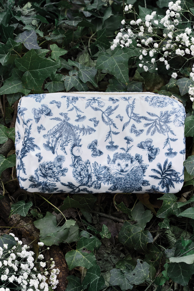 Trousse de toilette toile enduite - Imprimé inspiration Toile de Jouy bleu - Image principale