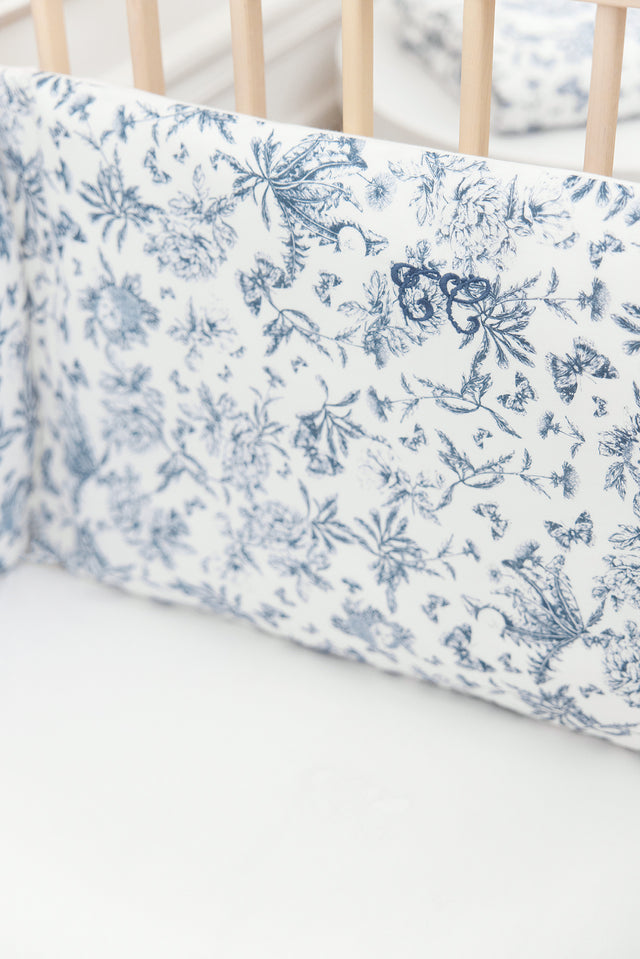Tour de lit - Imprimé inspiration toile de jouy bleu - Image principale