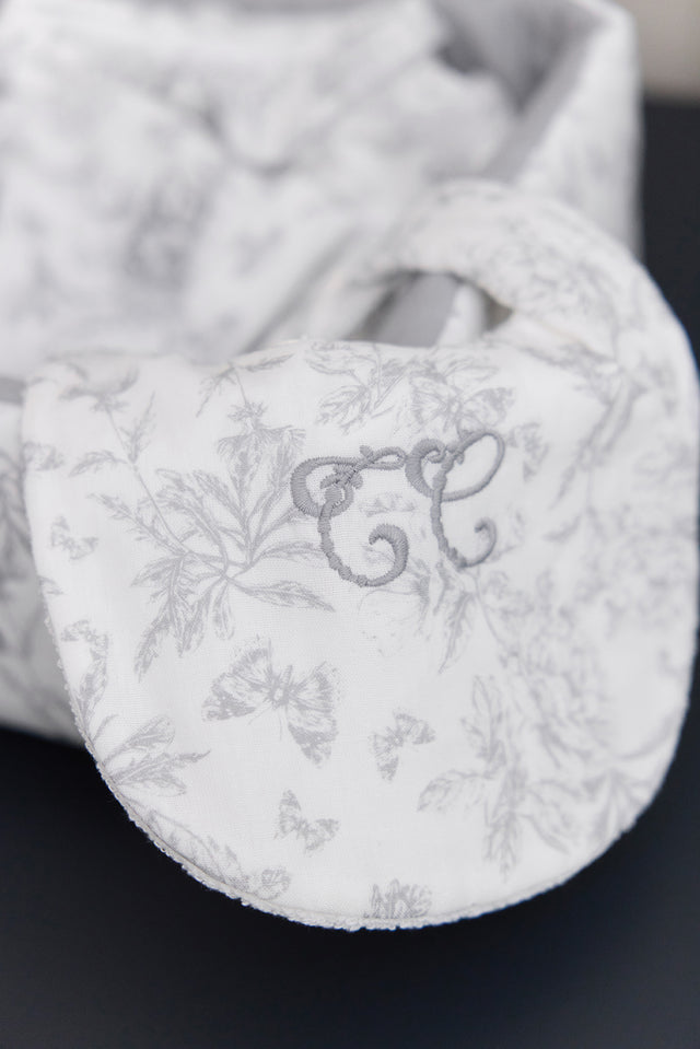 Bavoir - Imprimé inspiration toile de jouy gris T1 - Image principale
