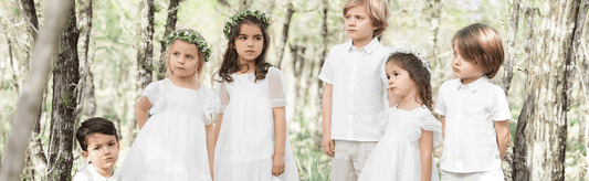 Enfants en tenue de cérémonie dans la forêt