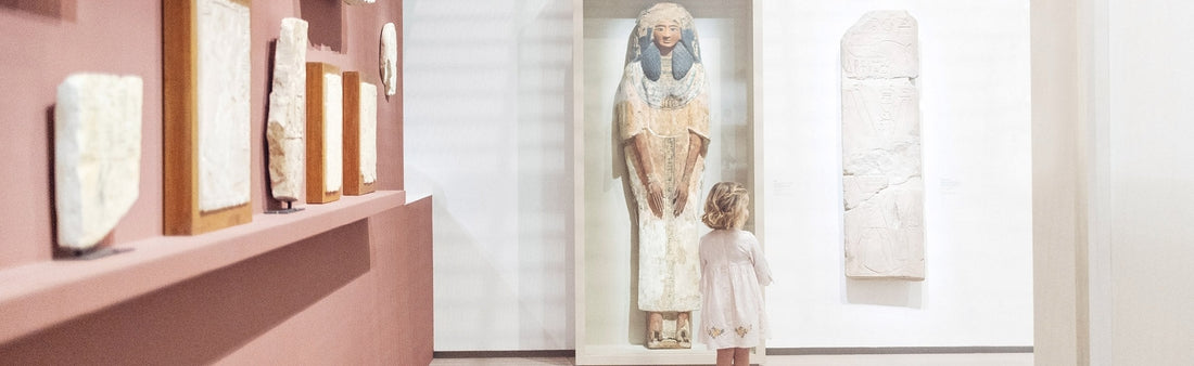 Une petite fille visite le musée Rodin