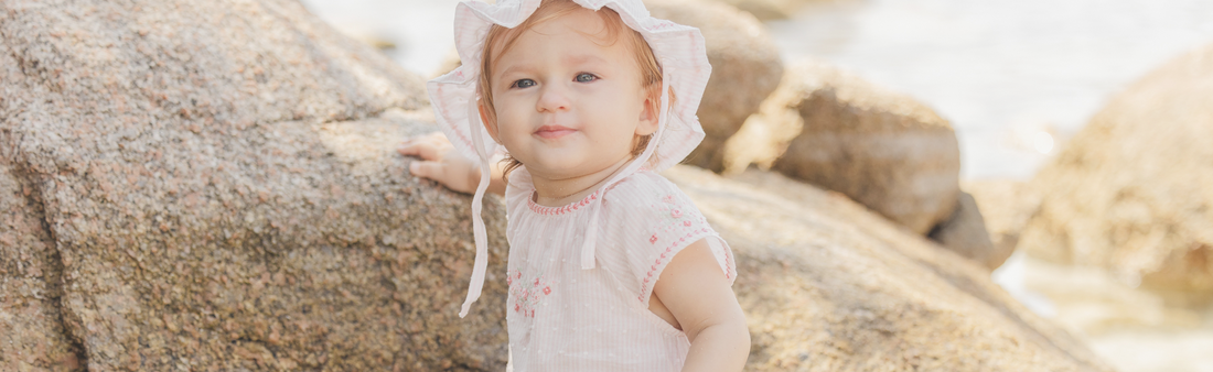 Bébé s'amuse dans les rochers près de la mer