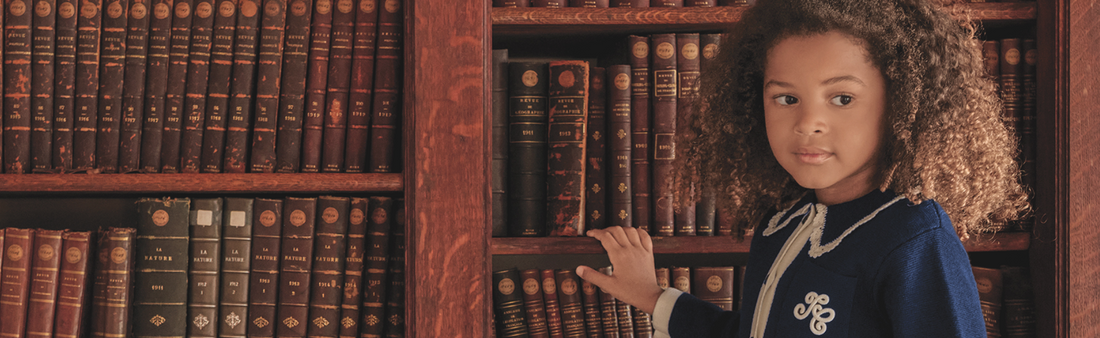 Une petite fille dans une bibliothèque