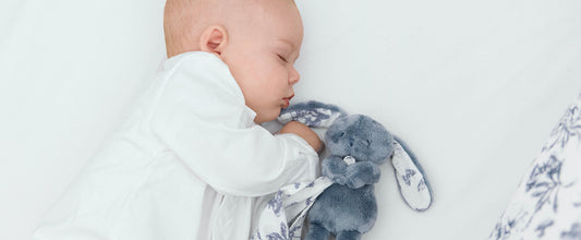 Bébé endormi avec Augustin le lapin