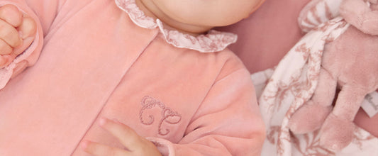 Bébé porte le pyjama en velours imprimé inspiration toile de Jouy rose