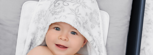 Bébé dans sa cape de bain inspiration toile de Jouy gris