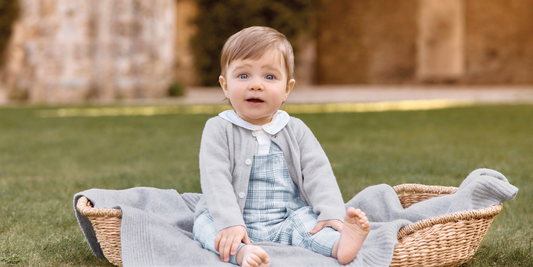 Bébé emmailloté pour l'hiver