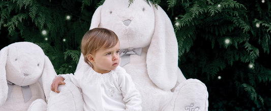 Bébé accompagné de Constant le lapin blanc