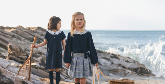 Deux petites filles en tenue d'hiver au bord de la mer