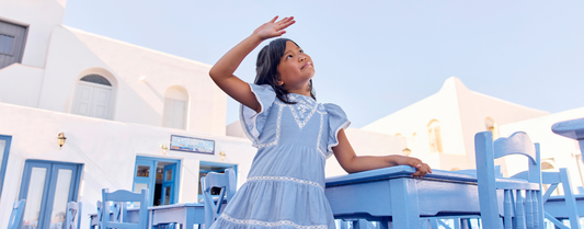 Petite fille portant une robe bleu ciel