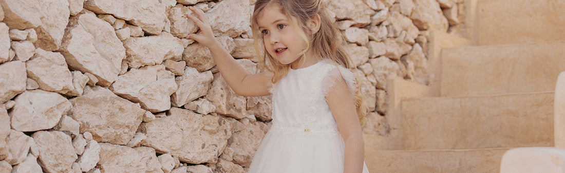 Une petite fille en robe de cérémonie 