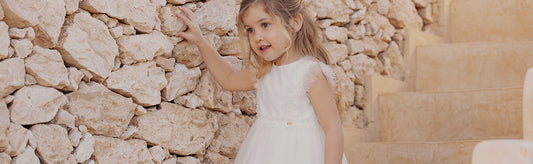 Une petite fille en robe de cérémonie 
