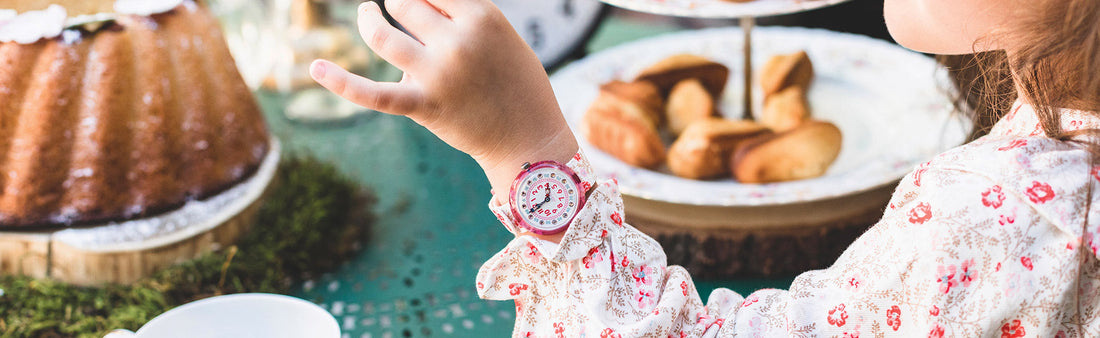 Une enfant porte une montre de la collaboration Flik-Flak x Tartine et Chocolat