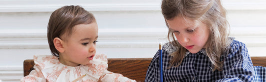 Deux petites filles sont habillées avec la collaboration entre Bonjour et Tartine et Chocolat