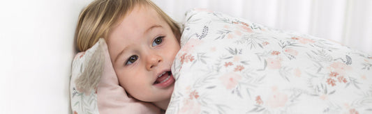 Une petite fille dort dans les draps signés Gabrielle Paris X Tartine et Chocolat