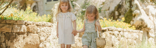 Deux petites filles se baladent main dans la main 