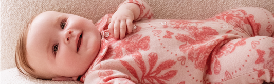 Bébé portant un pyjama en cachemire