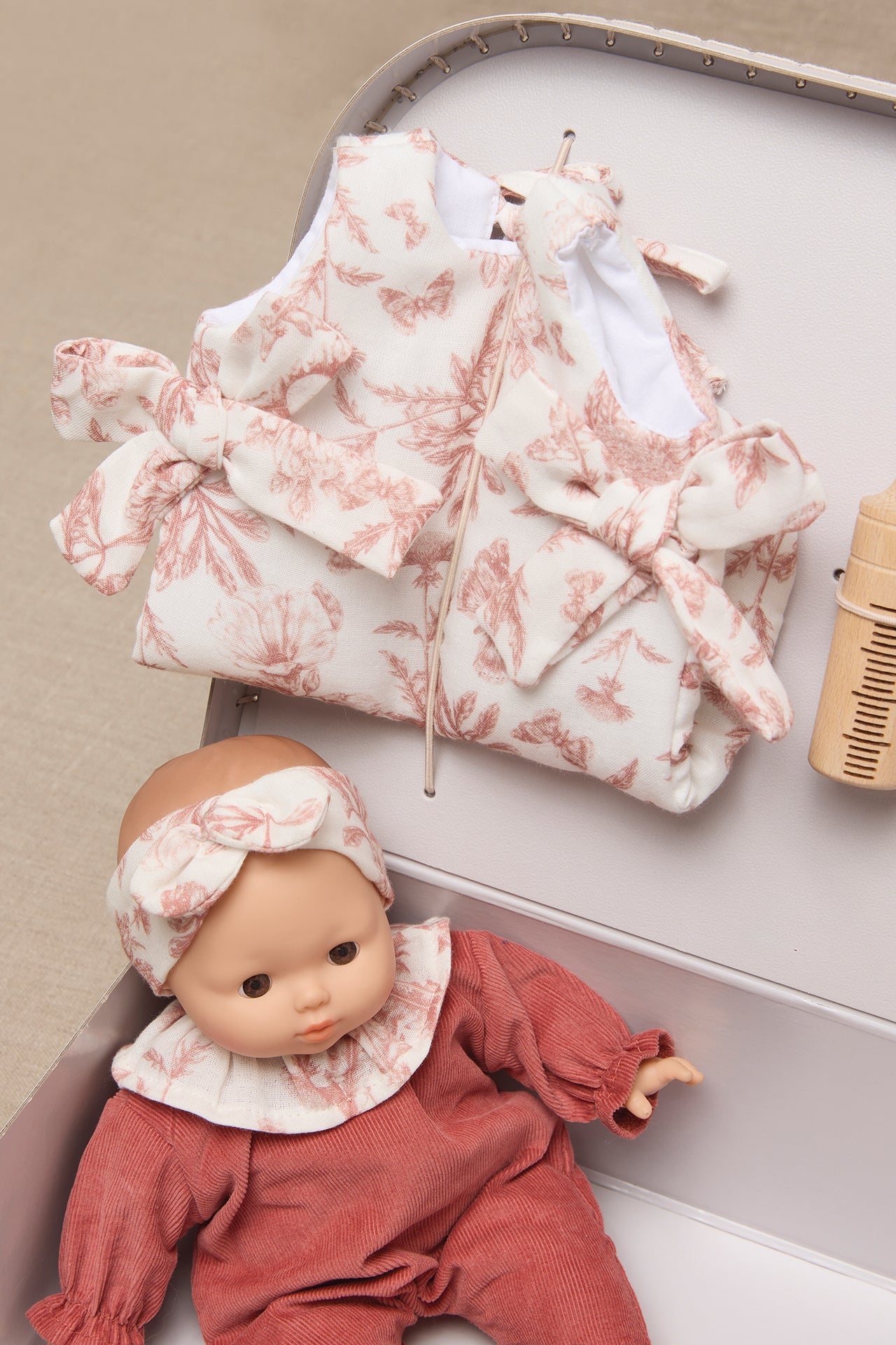 Valigia Clarisse - Minikane x Tartine et Chocolat Toile de Jouy Rosa