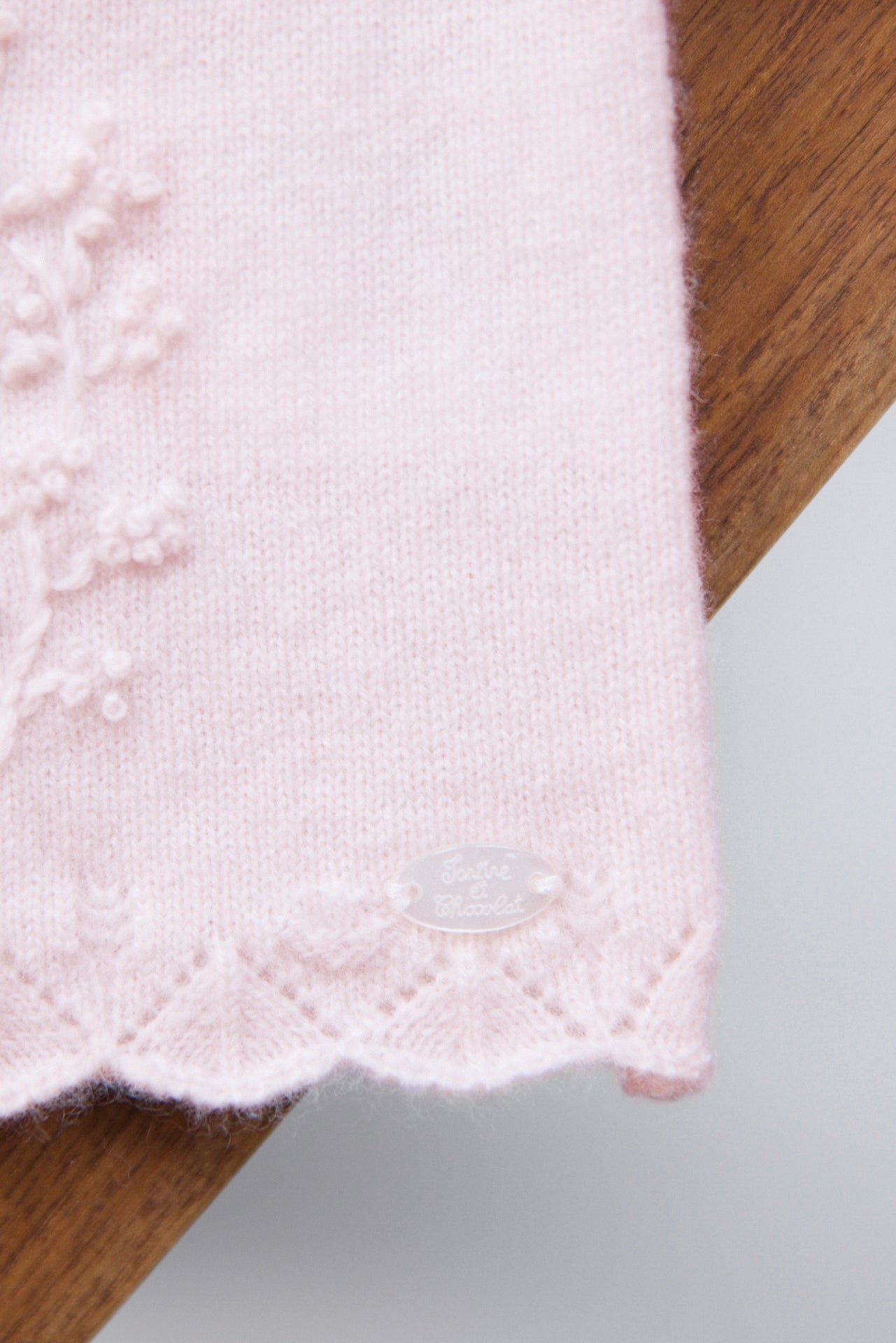 Strickjacke - Blassrosa Stickerei feuillage