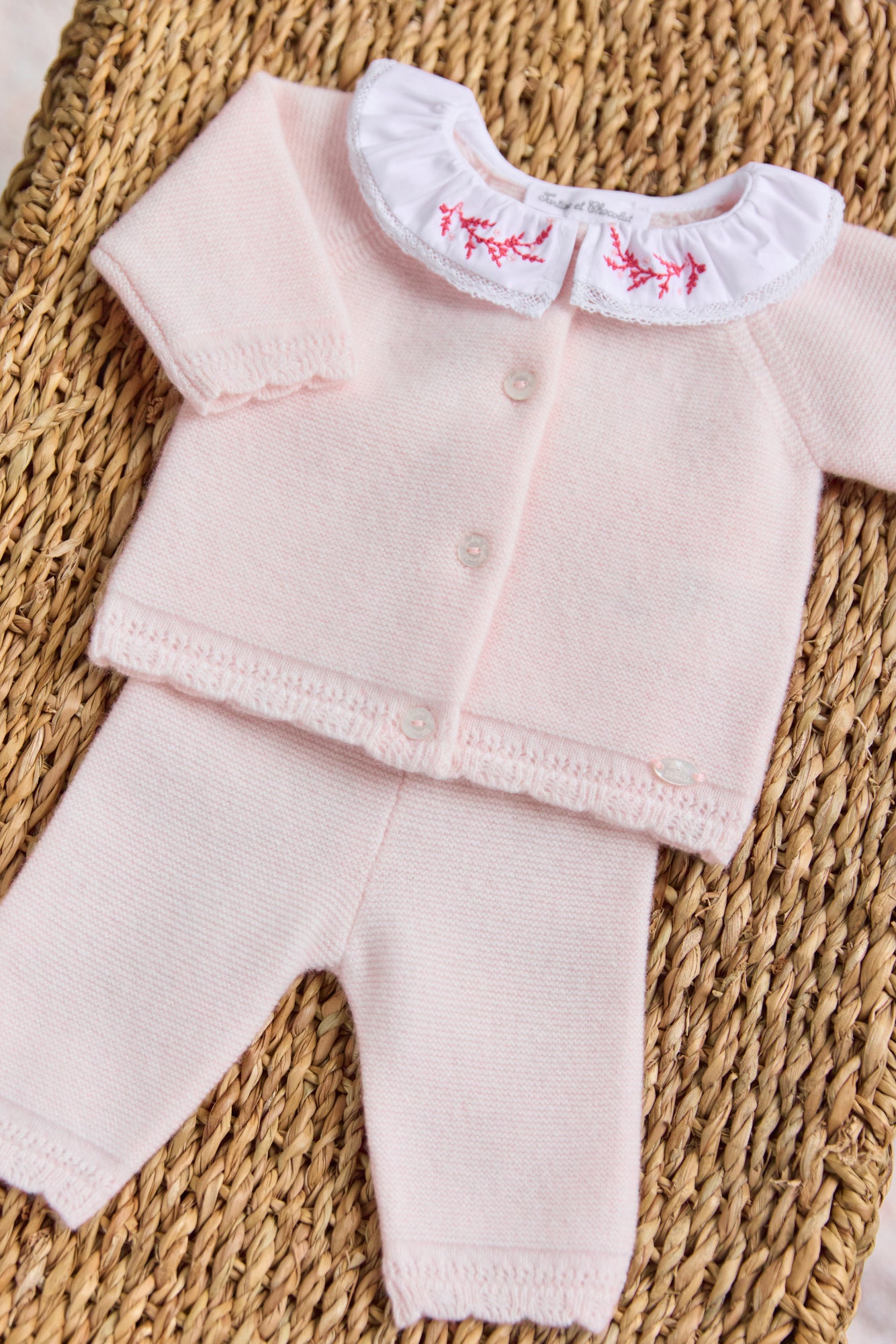 Outfit Lang - Blassrosa Rüschenkragen