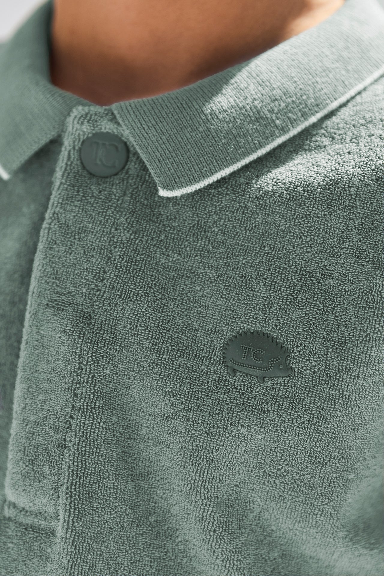 Poloshirt - Igel aus khakifarbener Baumwolle