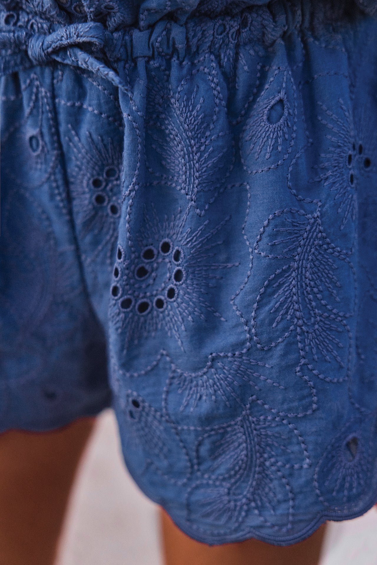 Completo breve - Blu traforato elettrico