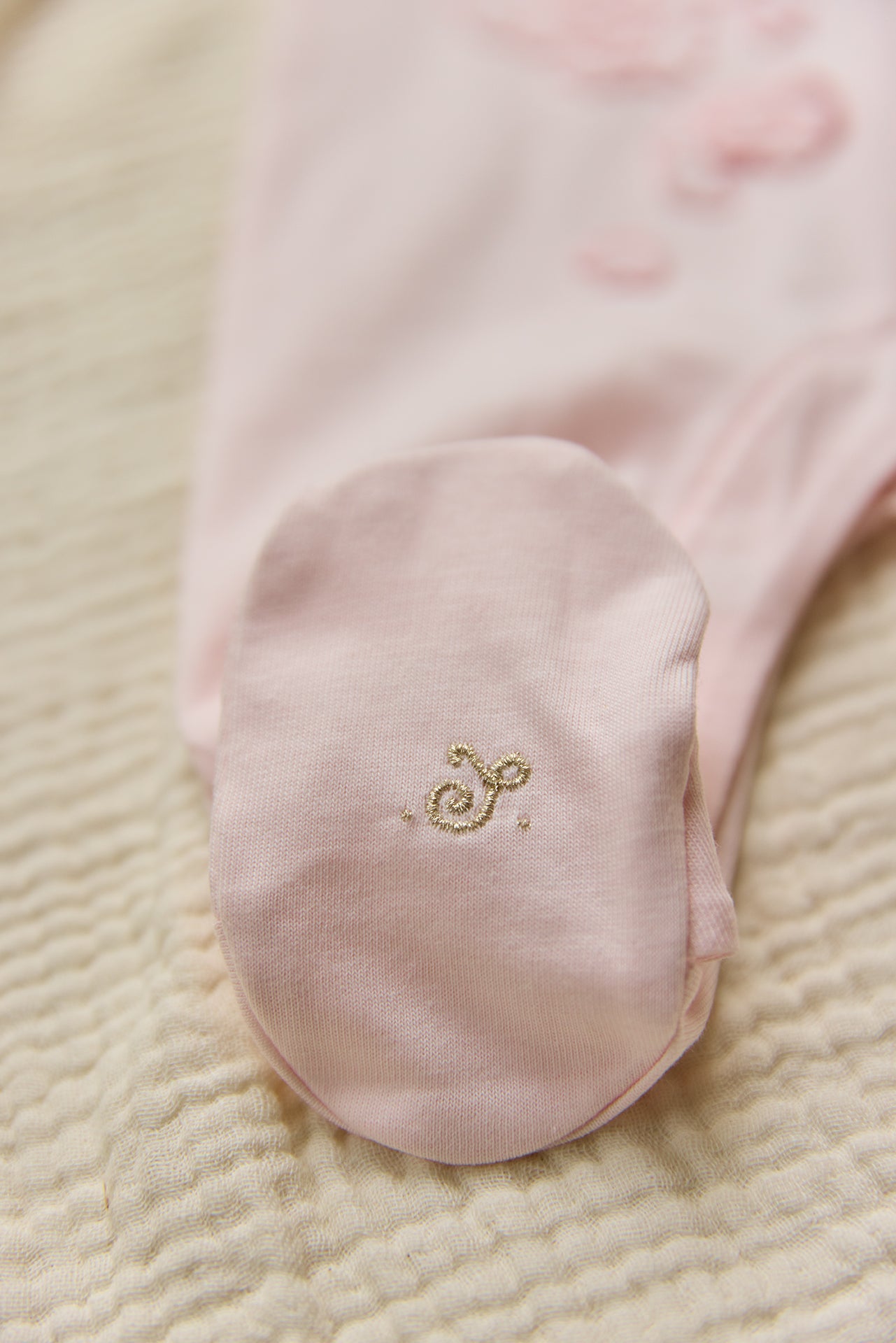 Pyjamas - Blassrosa Blumenrelief