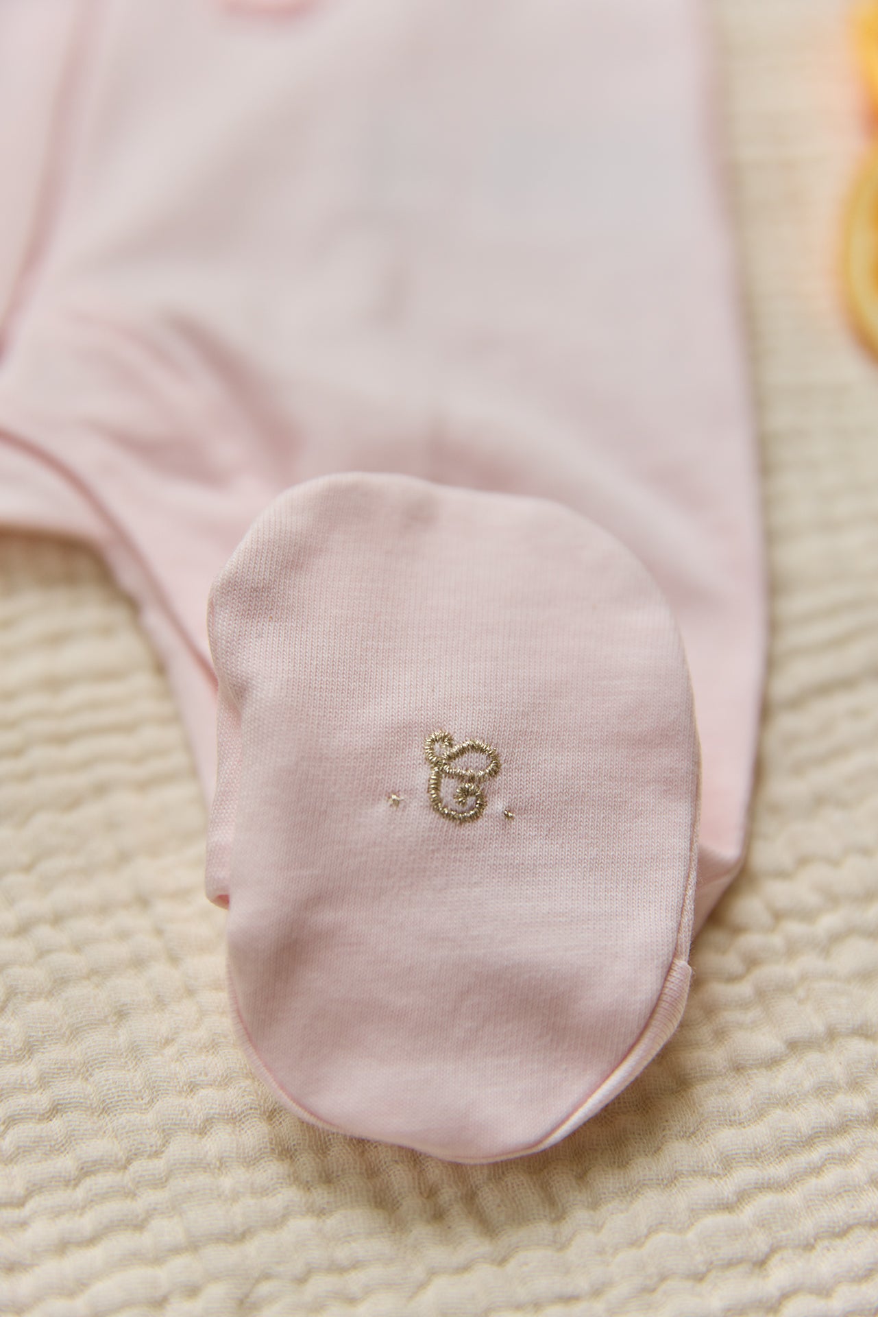 Pyjamas - Blassrosa Blumenrelief