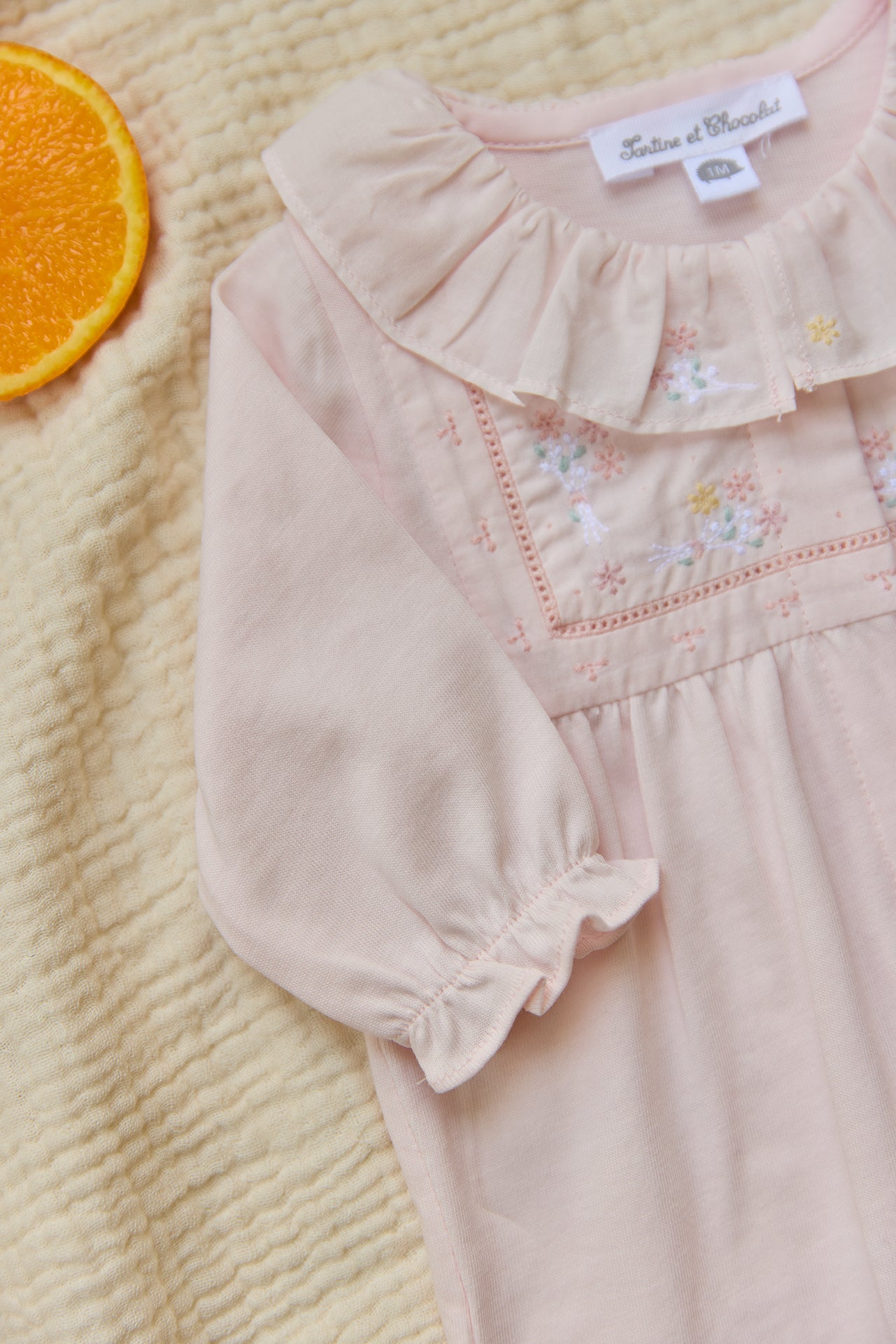 Pyjamas - Blassrosa Stickerei gesmokt